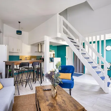 : Superb Near St-jean Station *